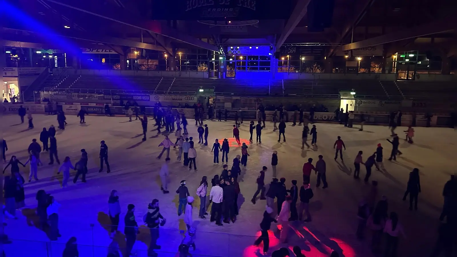 Zu coolen Beats ein paar Runden auf dem Eis drehen. (Foto: Erding Gladiators)