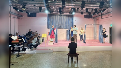 Die Pasinger Fabrik bringt zum zweiten Mal nach 1998/99 den „Der Barbier von Sevilla“ auf die Bühne. Im Vordergrund Regisseur Florian Hackspiel, links der musikalische Leiter Andreas P. Heinzmann beim Orchester. (Foto: Ulrike Seiffert)