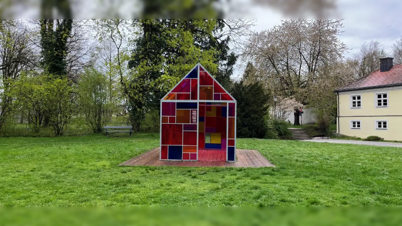 Nach dem Winterschlaf ist es nun wieder geöffnet: das Lichthaus im Schlosspark.  (Foto: Gemeinde Ismaning)