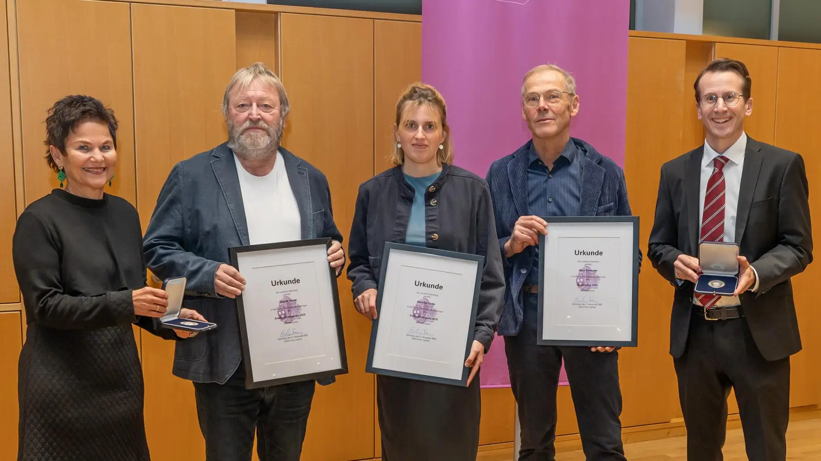 Kulturbeauftragte Barbara Beck (links) und Landrat Stefan Frey (rechts) freuen sich mit den drei Preisträgern (v.l.): Hubert Huber (Anerkennungspreis), Carlotta Linke (Kulturförderpreis) und Hans Panschar (Kulturpreis). (Foto: Landratsamt)