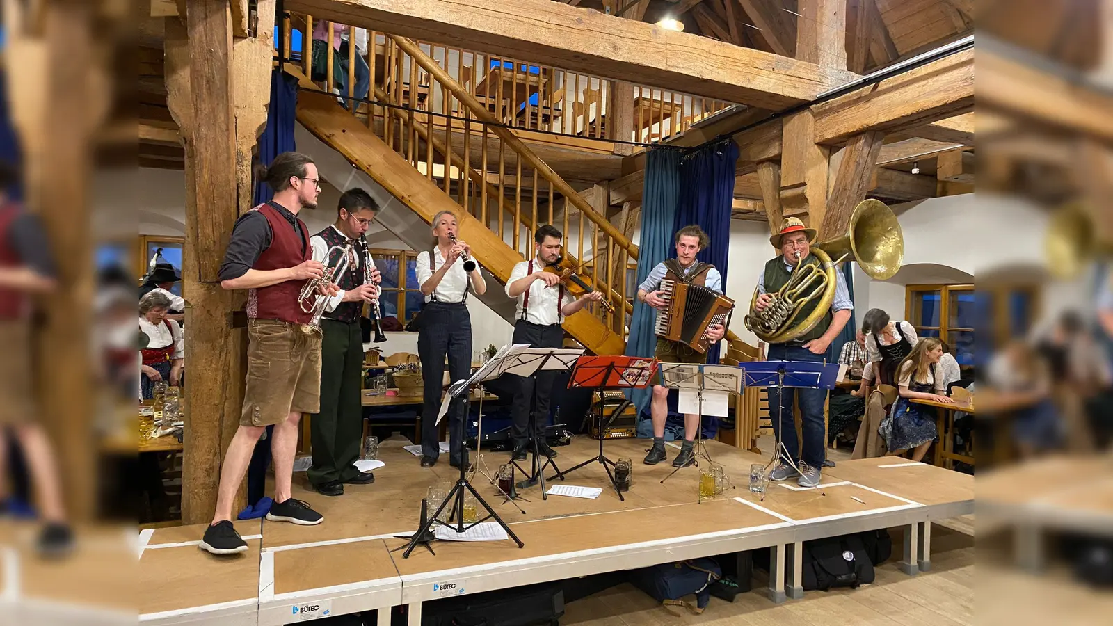 Das Foto zeigt die Kapelle Massanari 2022 bei einem Volkstanzabend im „Traidtcasten”. (Foto: Martina Huber)