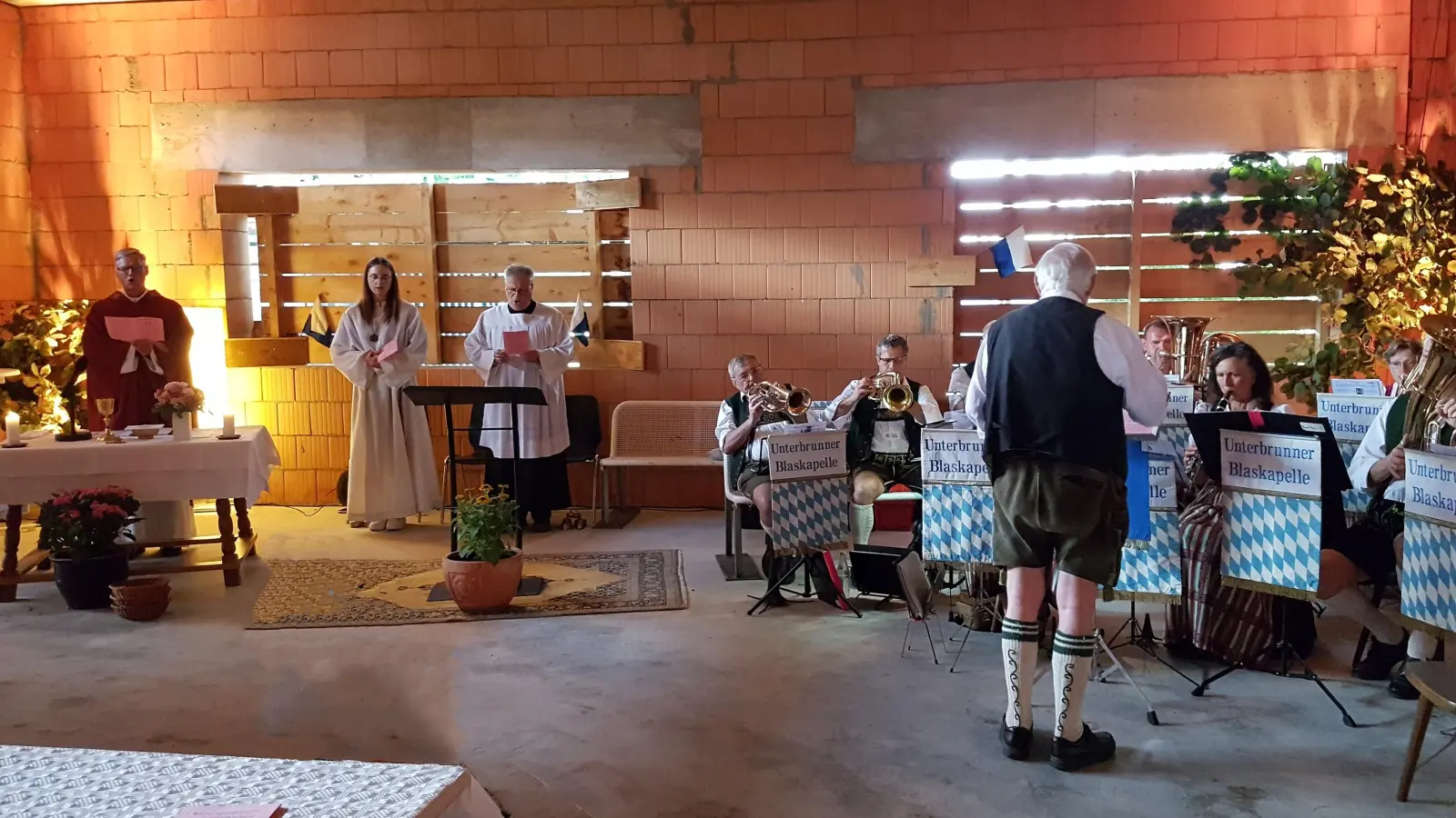 Stadtpfarrer Andreas Jaster (l.) wird sein silbernes Priesterjubiläum beim Patrozinium der Hofkapelle in Gut Wandelheim feiern. (Foto: Gem)