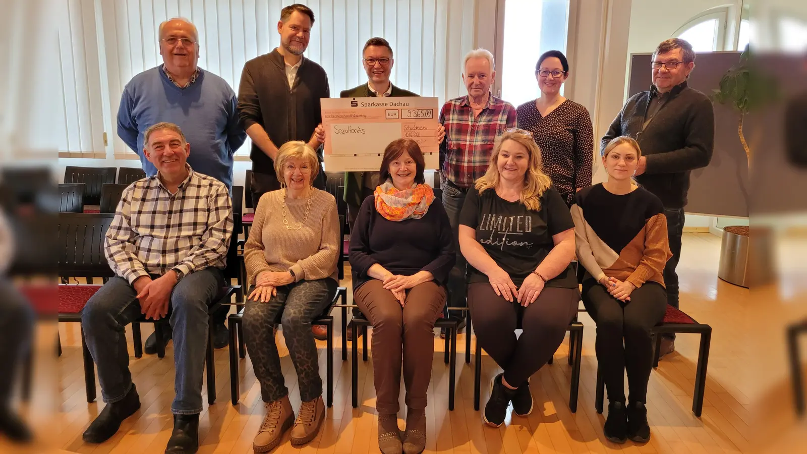 Bürgermeister Wolfgang Hörl (mit Scheck) freute sich über die Spendenbereitschaft und die Solidarität. (Foto: Gemeinde Schwabhausen)