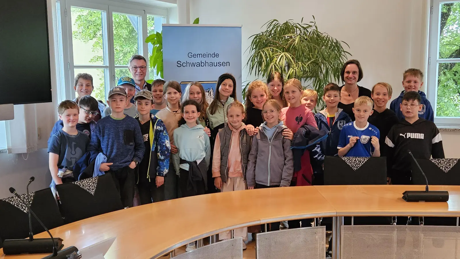 Die Viertklässler besichtigten auch den großen Sitzungssaal im Rathaus. (Foto: Gemeinde Schwabhausen)