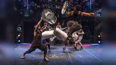 Von Küchenspüle, Besen und Mülltonne bis hin zu Feuerzeug, Wasserkanister und Rohrzange: Alles noch so Banale wird Teil einer erstaunlichen Inszenierung.  (Foto: Steve McNicholas)