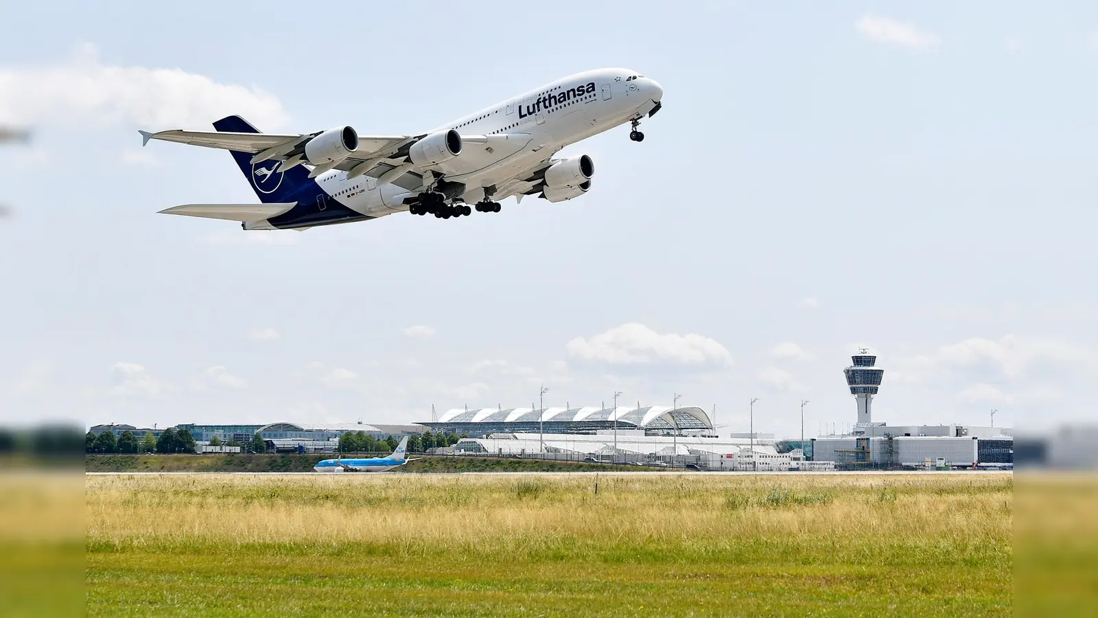 Immer wieder beeindruckend: Ein startender A380 an der Nordbahn. (Foto: Flughafen München)