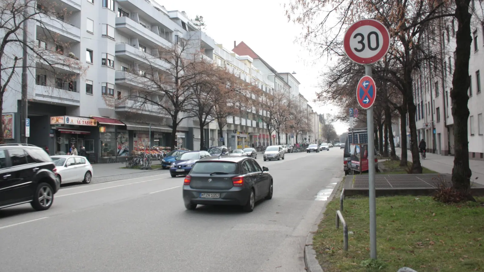 In der Implerstraße wieder 50 statt 30 km/h fahren dürfen? Muss nicht sein, findet die Bürgerversammlung. (Foto: job)