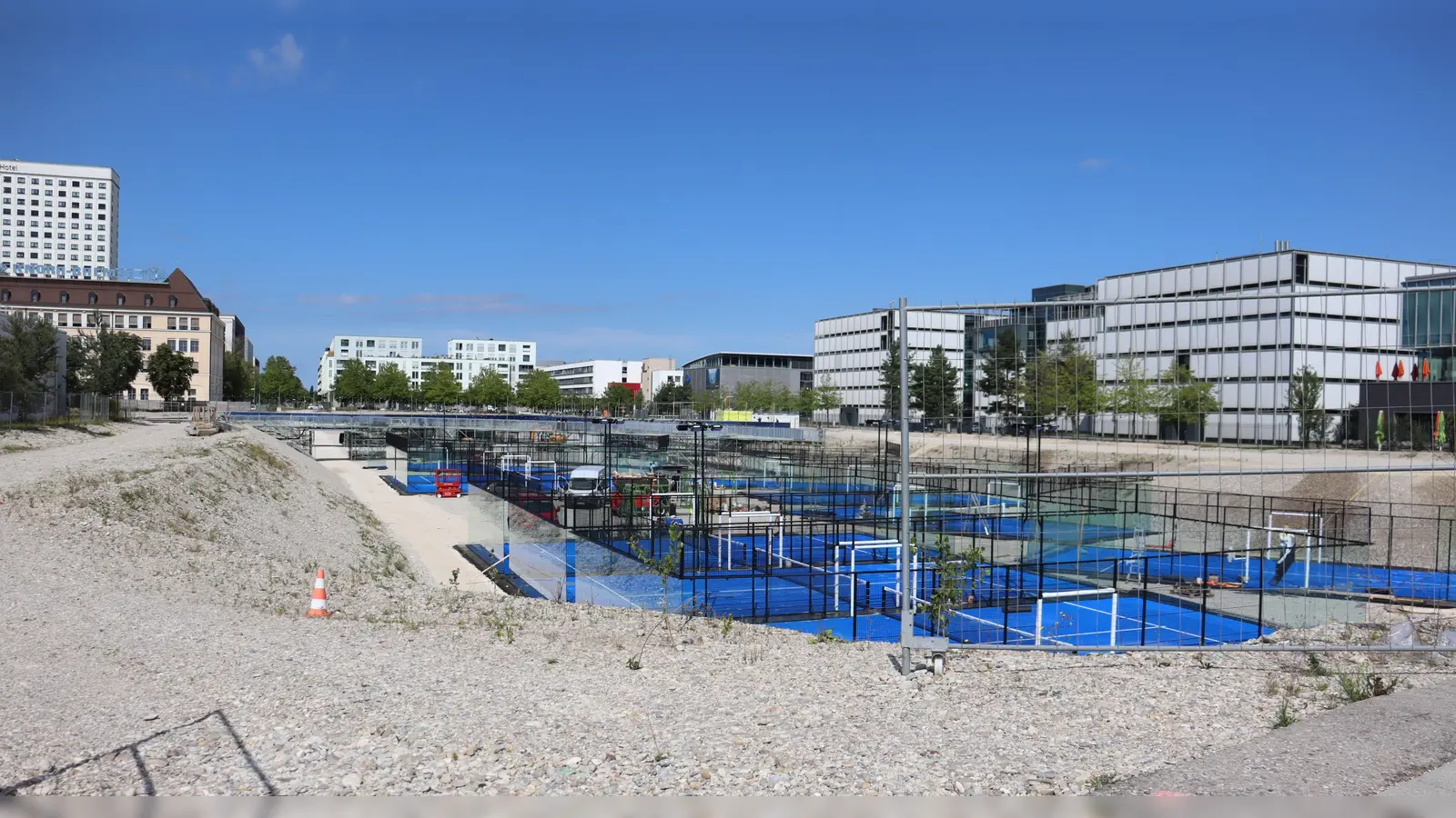 Am Oberwiesenfeld sollen 620 Wohnungen und ein großzügiger Park entstehen. Diese Baugrube hier füllt sich schon langsam...  (Foto: mha)