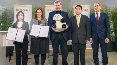Gaben den Startschuss für die Panda-Anlage (von rechts): Tierparkdirektor Rasem Baban, Botschafter Deng Hongbo, Ministerpräsident Markus Söder, Bürgermeisterin Verena Dietl und An Lidan (China Wildlife Conservation Association). Für Söder war der Tag „der Höhepunkt der bayerisch-chinesischen Diplomatie.” (Foto: Joerg Koch / Bayerische Staatskanzlei)