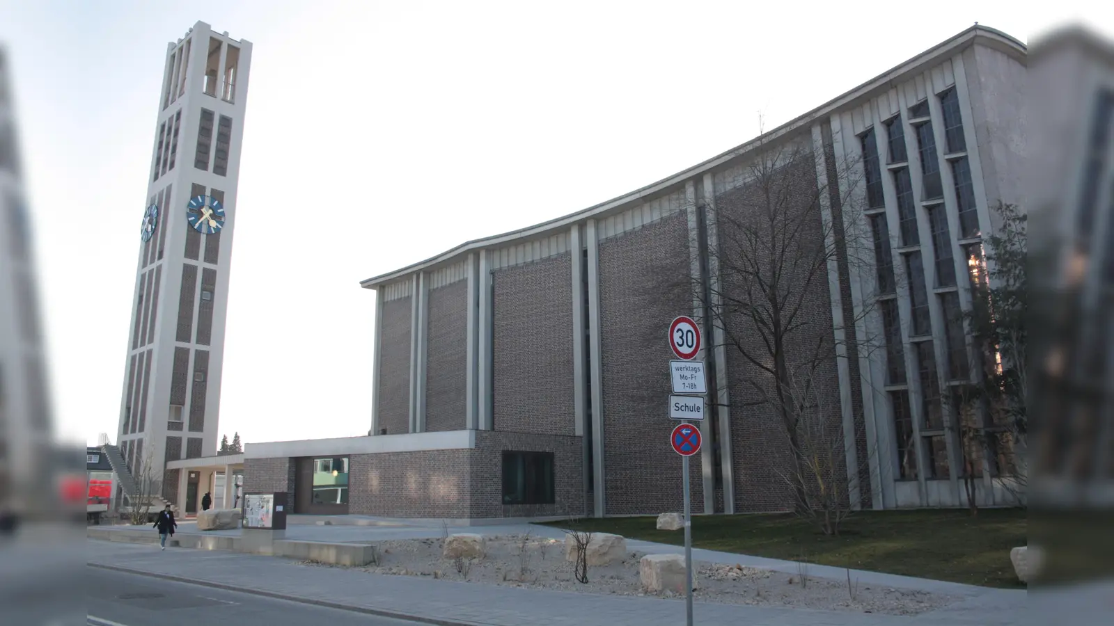 Die Arbeiten am Kirchenzentrum sind nach fünf Jahren fast abgeschlossen. Das Pfarramt wurde an der Ostseite der Kirche neu angebaut. (Foto: job)