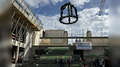 Die Richtkrone wird am Rohbau der neuen Ellis-Kaut-Grundschule hochgezogen.  (Foto: pst)