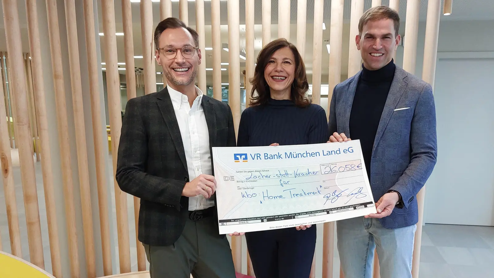 Thomas Gierling und Maximilian Böltl übergaben die Spende an Kinderärztin Dr. Aynur Damli-Huber. (Foto: kbo)