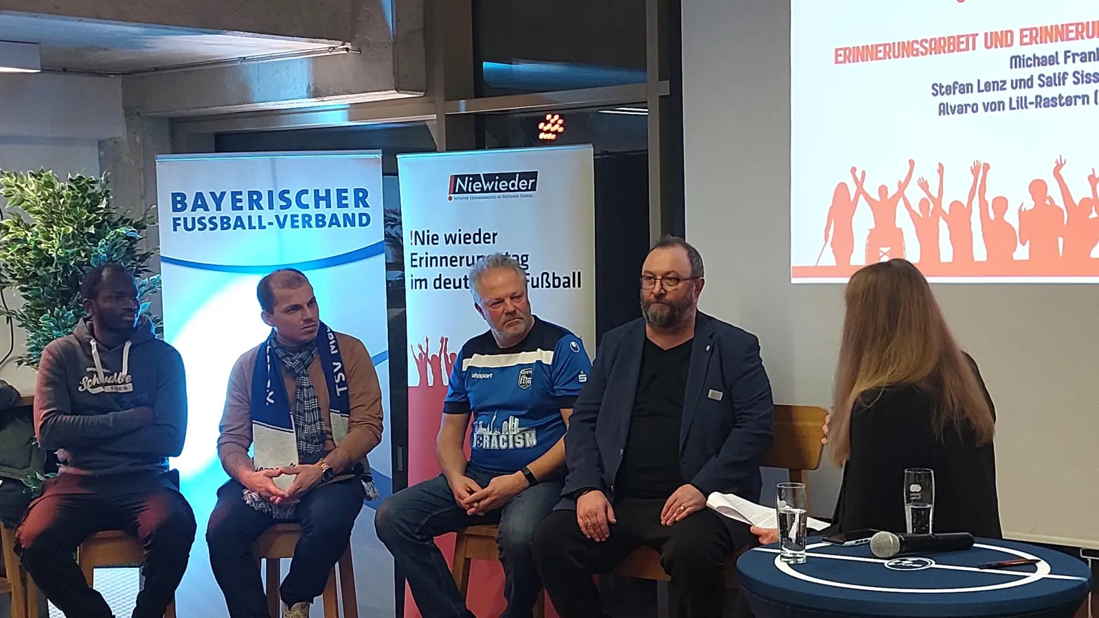 Wie Erinnerungsarbeit in Amateurfußballvereinen aussieht, berichteten (von links nach rechts) Salif Sissoko (Spieler FC Mainaustraße), Alvaro von Lill-Rastern (Manager TSV Maccabi München), Michael Franke (Vorsitzender FT Gern) und Stefan Lenz (Vorsitzender FC Mainaustraße) in einer Gesprächsrunde mit Moderatorin Mara Pfeiffer. (Foto: bas)