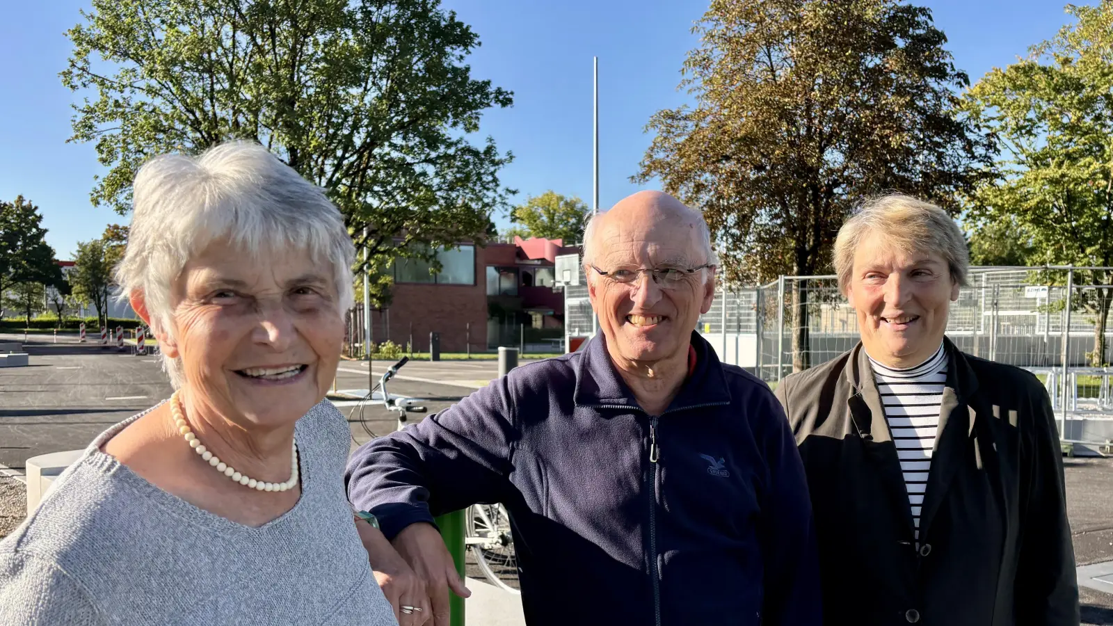 Petra Alischer, Eberhard Werner und Dagmar Mosch vom Helferkreis freuen sich über neue Ehrenamtliche, die bei der Hausaufgabenbetreuung Unterstützung geben können. (Foto: Ulrike Seiffert)