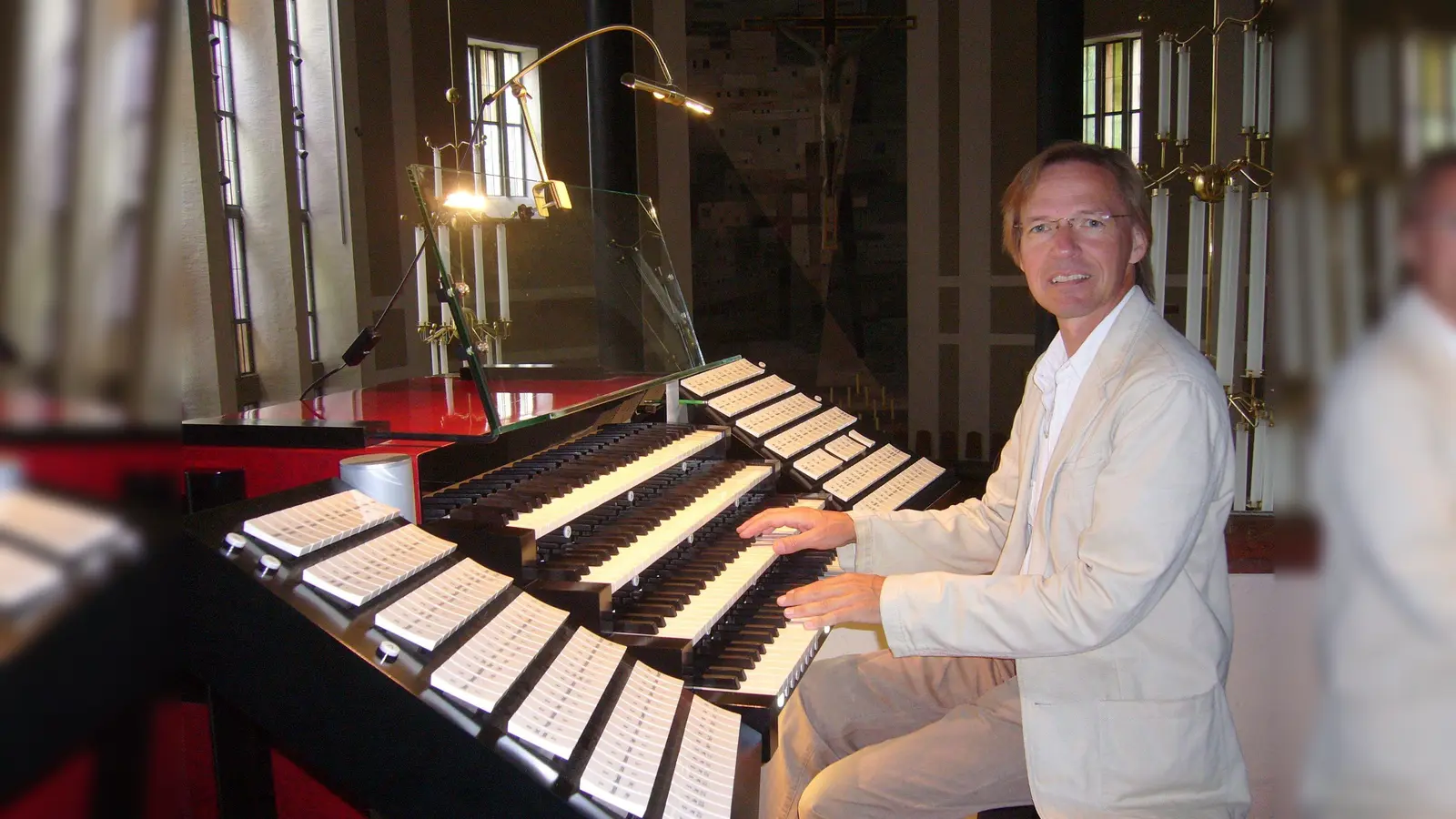 Armin Becker lässt die Orgel in St. Matthäus mit verschiedenen Toccaten erklingen.  (Foto: Armin Becker)