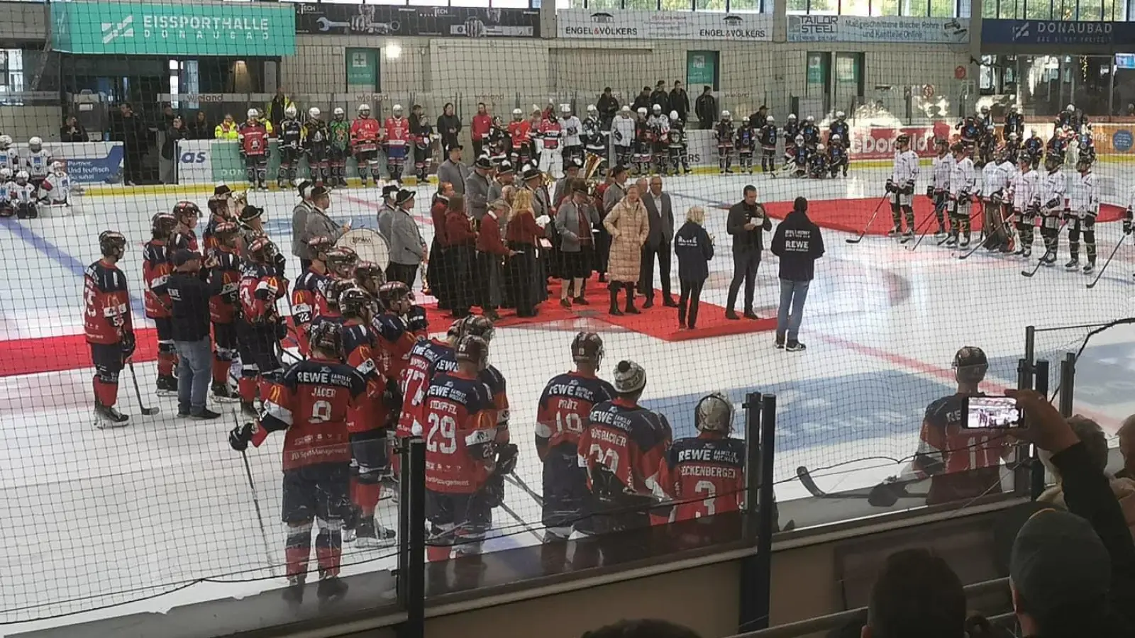 Vor dem 1. Spiel gab es einen offiziellen Eröffnungsakt der Bayernliga-Saison in der Donaueishalle Ulm/Neu-Ulm. (Foto: smg)