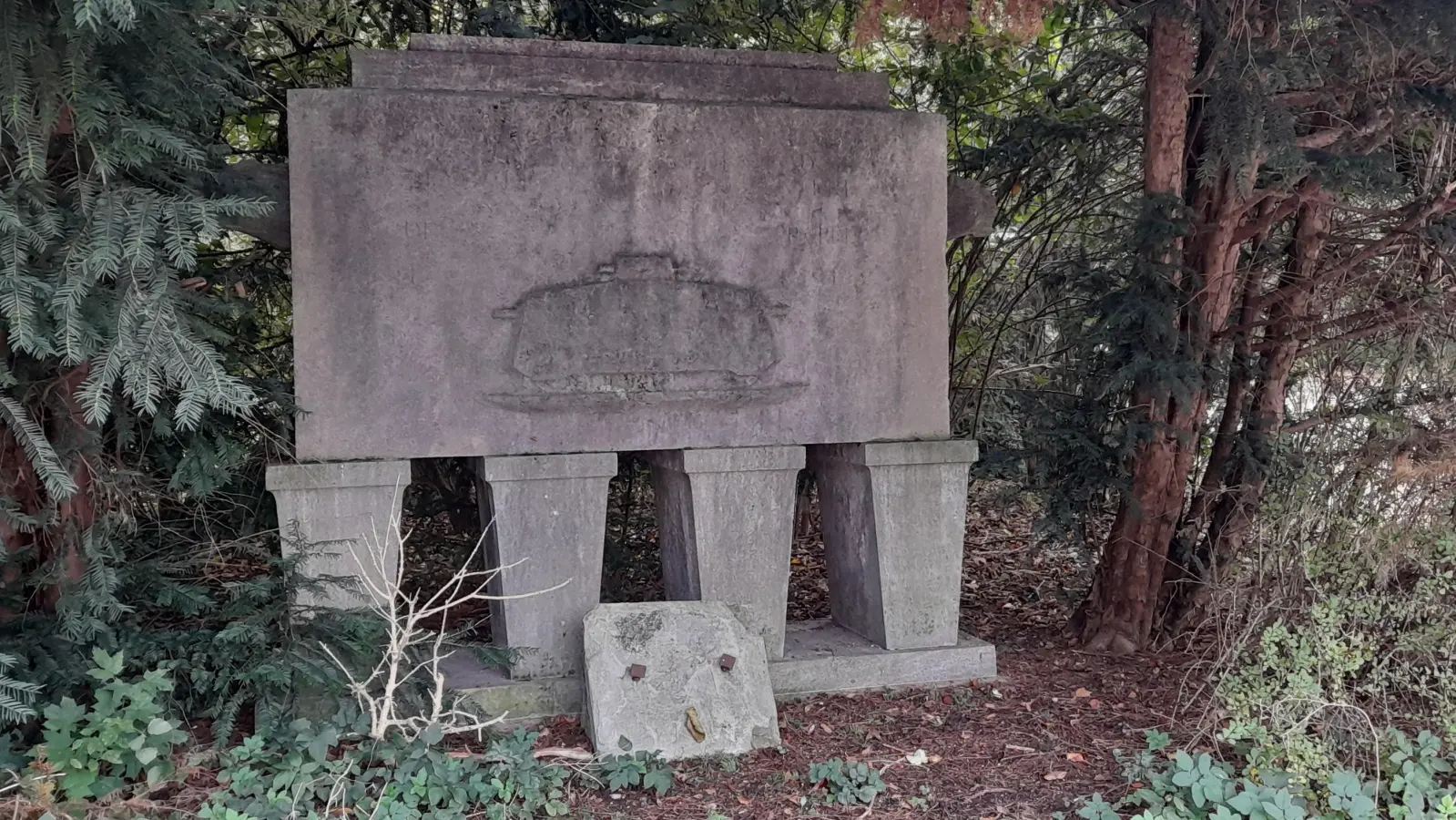 Das Panzerfahrerdenkmal an der Theresienhöhe erinnert an Gefallene des 1. und, mit der kleinen Steinplatte am Fuße, des 2. Weltkriegs. (Foto: Beatrix Köber)