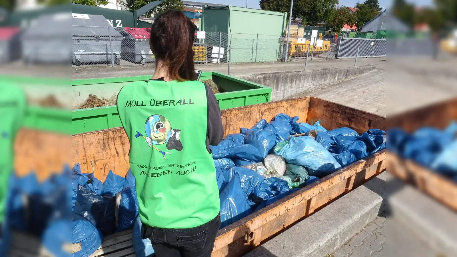 Schnell ein Foto für die Facebook-Seite: Sarah Friedrich von „Müll überall“ in Aktion. (Foto: kw )