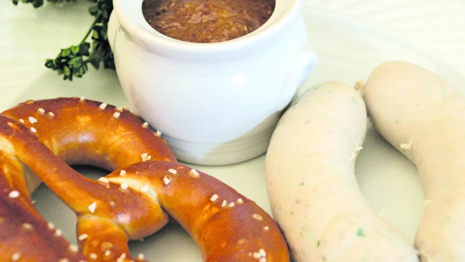 Bei Weißwurst und Brezen kann man miteinander in alten Zeiten schwelgen. (Foto: mka)