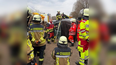 Große Übungsaktion mit dem BRK zur Sofotrrettung der Feuerwehr Altenerding. (Foto: Feuerwehr Altenerding)
