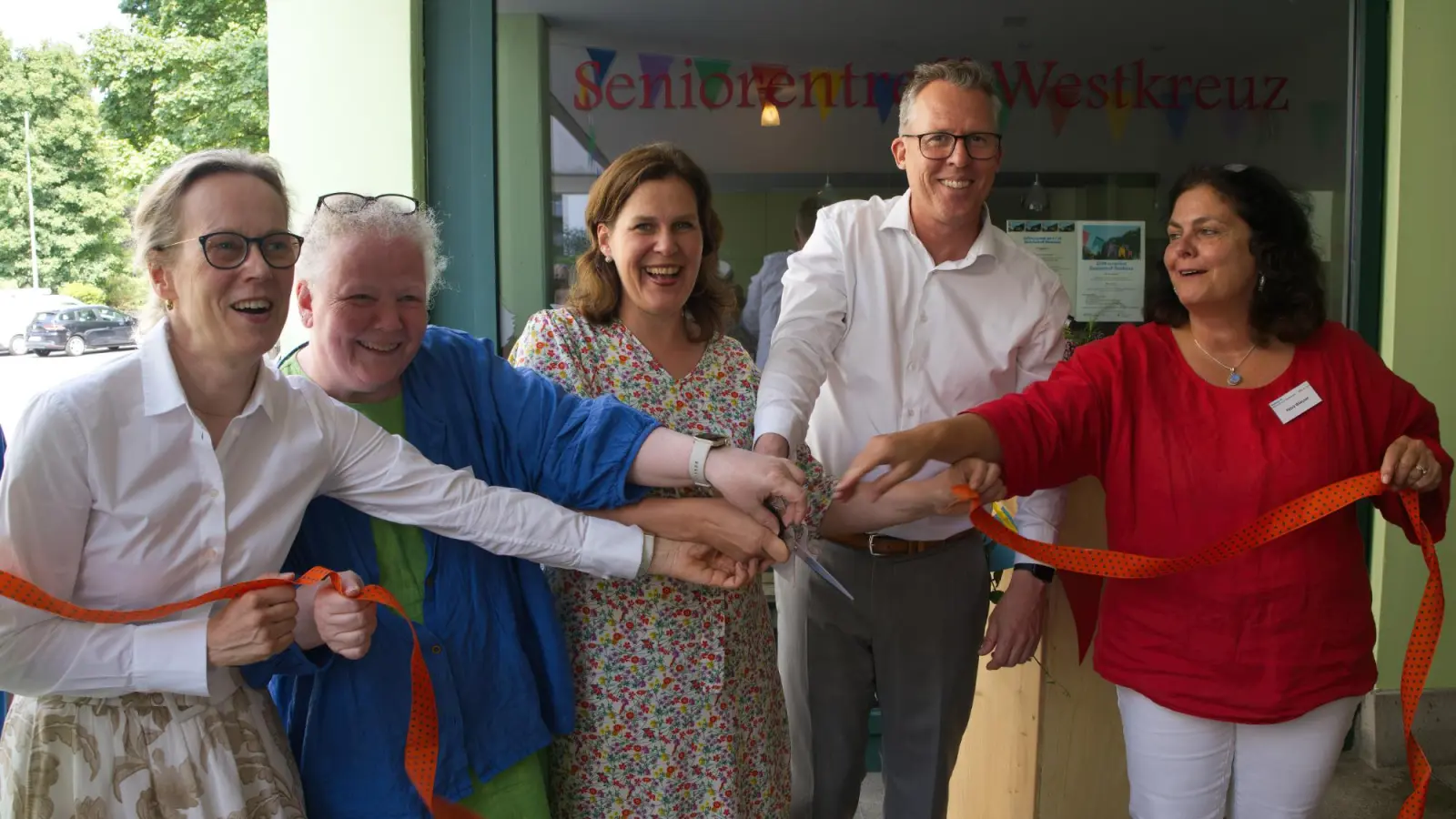 Bürgermeisterin Verena Dietl (Mitte) eröffnete den Seniorentreff. (Foto: LHM)