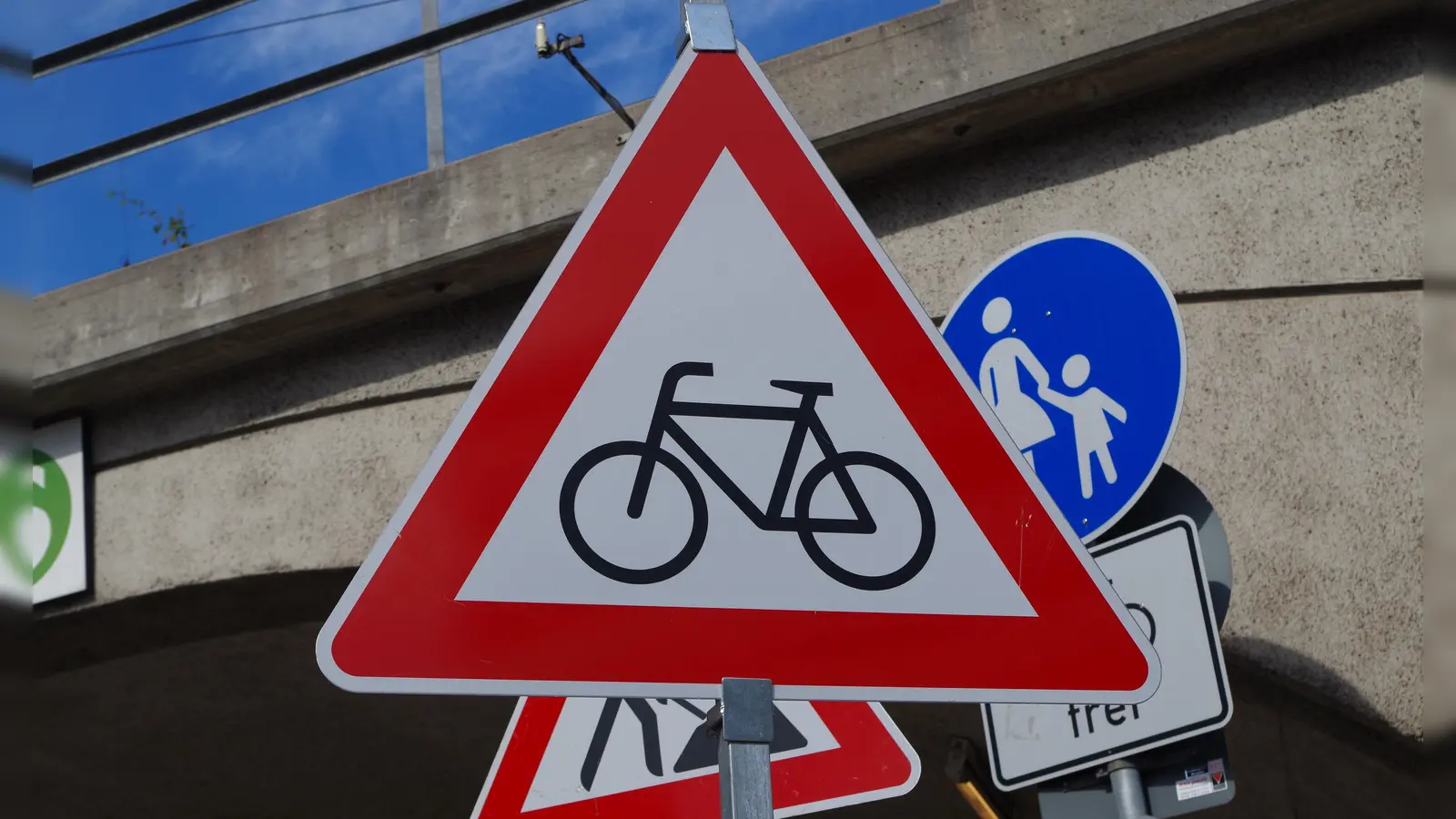 Seit kurzem liegt eine Machbarkeitsstudie zum „bike and ride“-Verkehr in der Laimer Röhre vor, die u.a. konkrete Vorschläge zur Schaffung von Fahrradabstellanlage enthält. (Foto: Beatrix Köber)