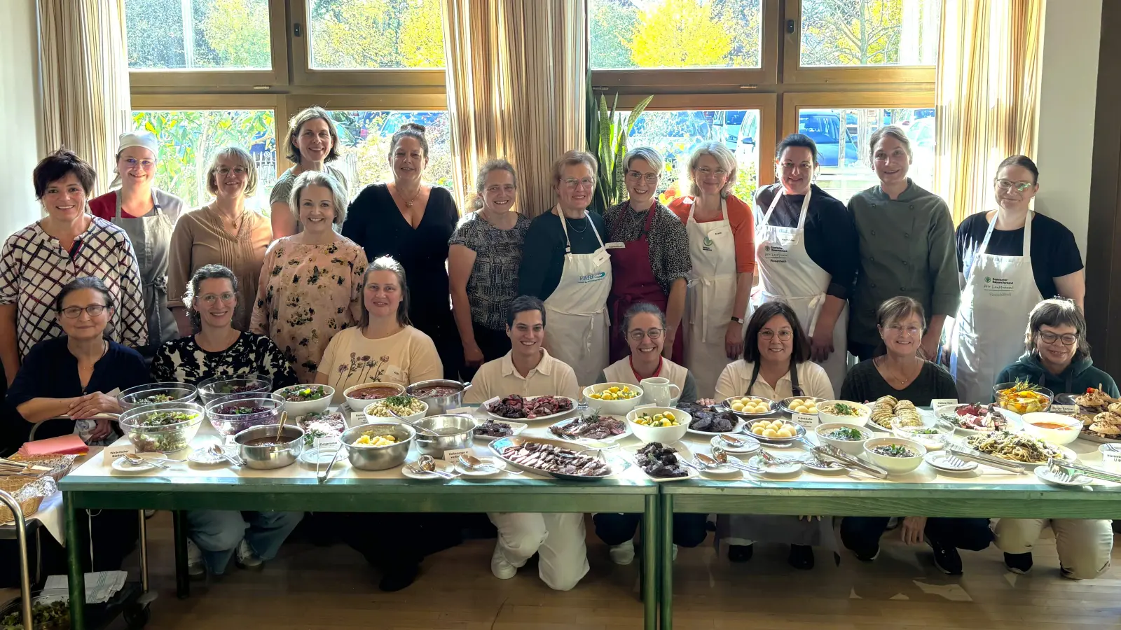 Die Ernährungsfachfrauen mit Fachlehrerin Helene Priller (zweite von links, stehend). (Foto: AELF Ebersberg-Erding)