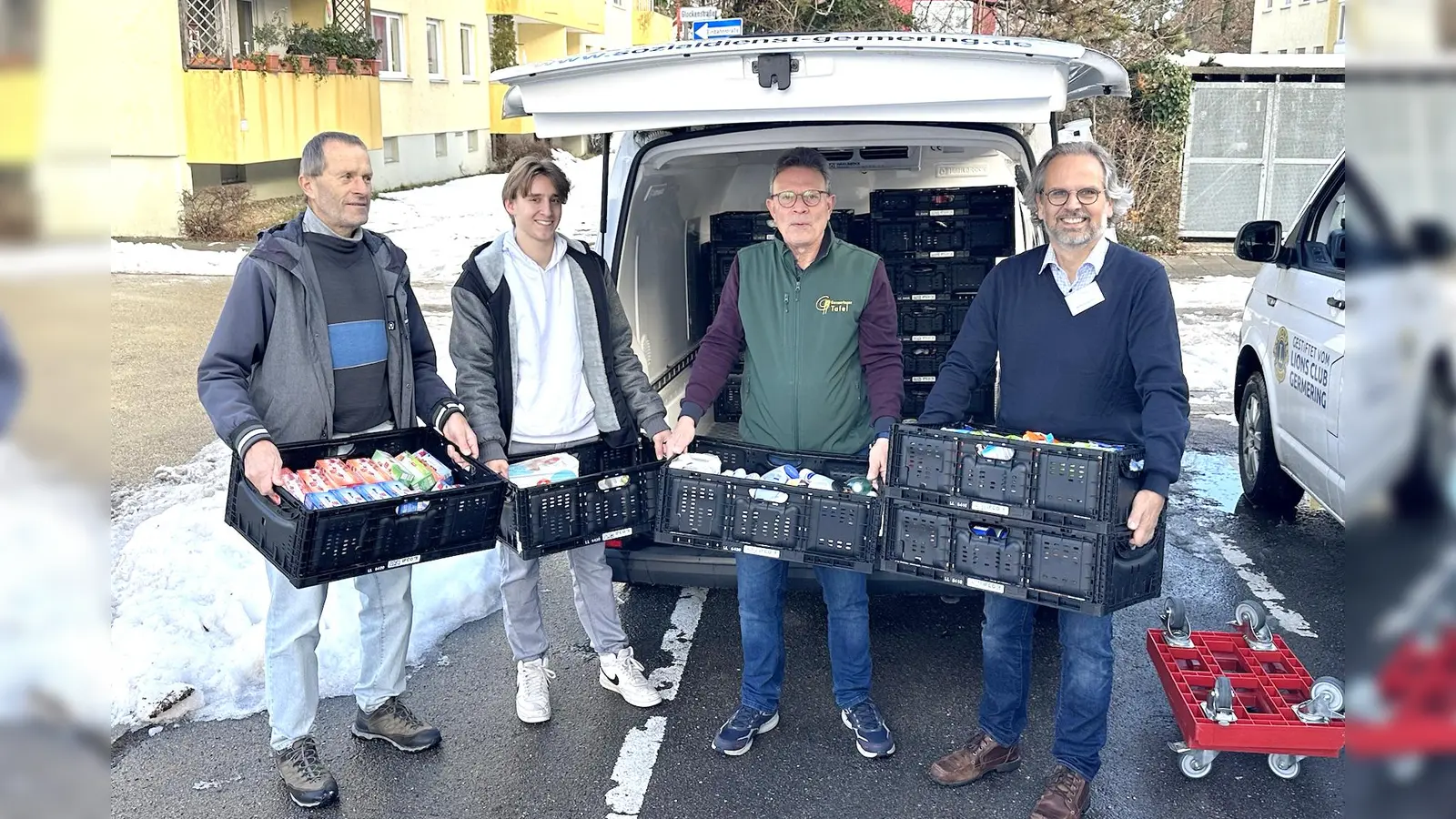 Ehrenamtliche Helfer der Germeringer Tafel und des Rotary Club Germering freuen sich über die gelungene Aktion. (Foto: Rotary Club )