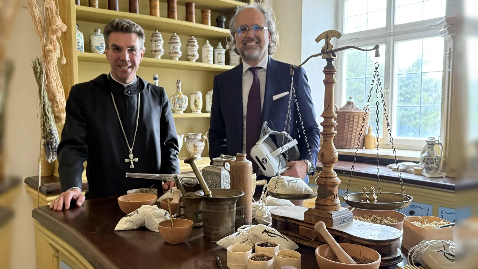 Abt Johannes Eckert und Jasper Broeker (Time Ride) stellen das Apotheken-Museum auf dem Heiligen Berg vor. (Foto: pst)