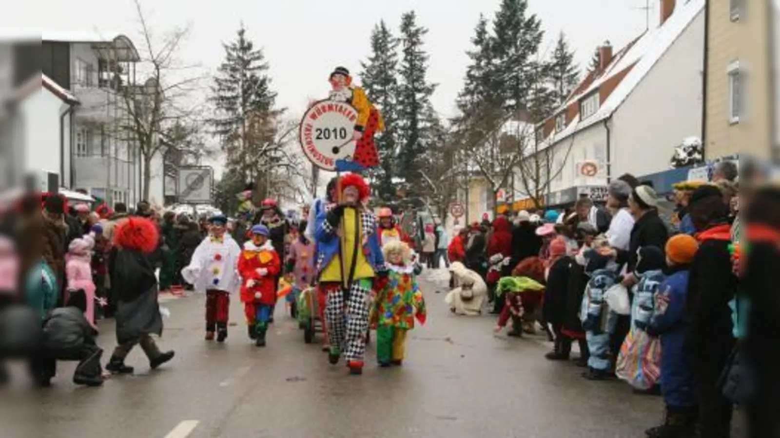 Nach zwei Jahren Abstinenz gab´s am Sonntag wieder einen Faschingsumzug durch Krailling und Planegg. Tausende Zuschauer kamen, um den 40 Wagen zuzuwinken und fröhlich mitzufeiern. (Foto: US)