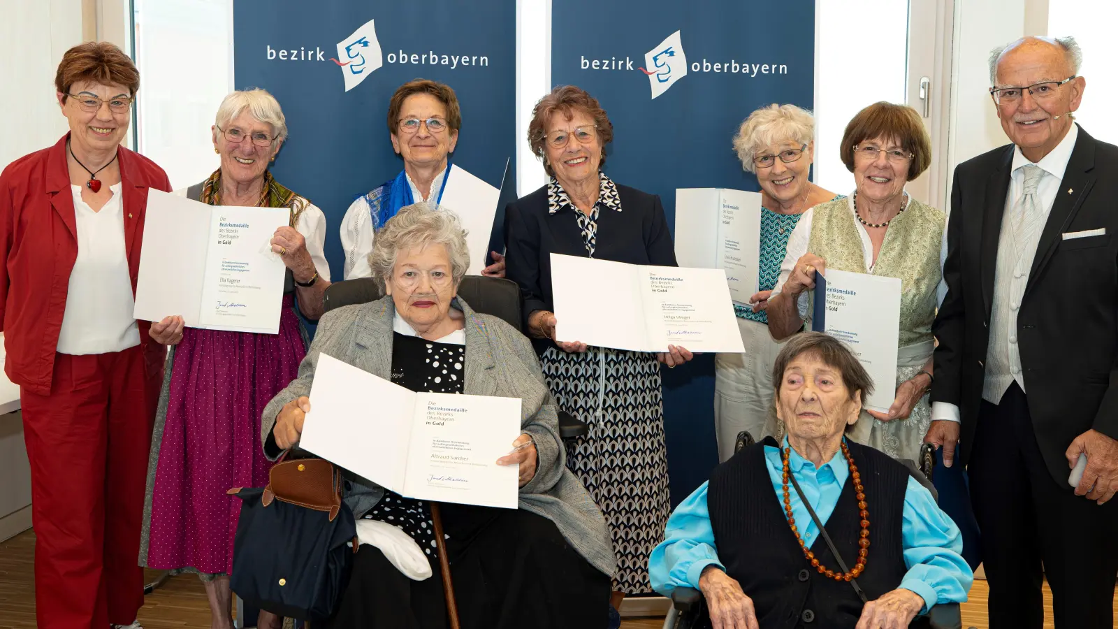 Freude bei der Ehrung (von links): Bezirksrätin Irmgard Hofmann, Ella Kagerer, Erika Hornung, Helga Irlinger, Gisela Bruckbauer, Traudl Schauer, Bezirkstagspräsident Josef Mederer sowie (sitzend) Altraud Sarcher und Teresa Schwarz.<br> (Foto: Bezirk Oberbayern, Presse)