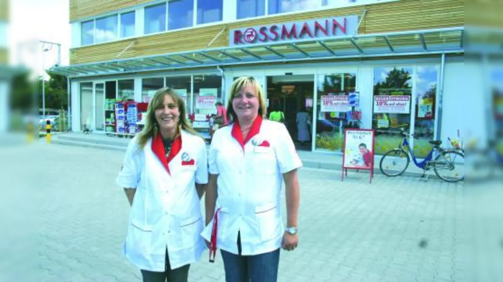 Marktleiterin Susanne Mühlbauer (l.) und Mitarbeiterin Melanie Jakob heißen die Kunden in der neuen ROSSMANN-Filiale in der Bodenseestraße 285 willkommen. (Foto: ls)