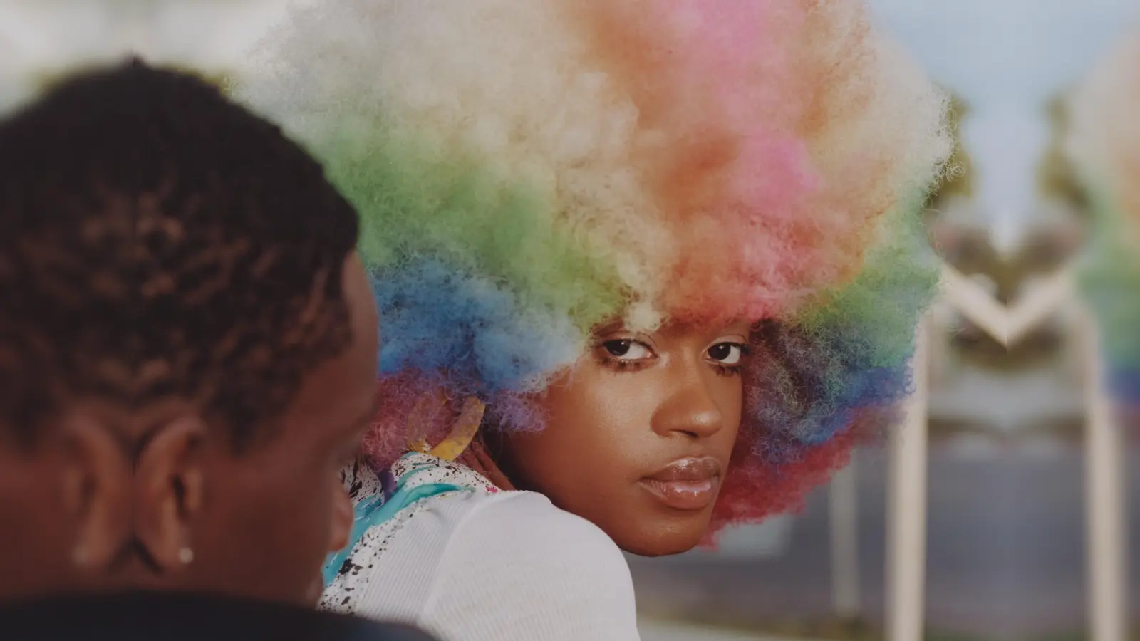 Ehrlichkeit und unverfälschte Emotionen vermitteln die Werke von Micaiah Carter, hier ein Ausschnitt aus „Untitled (Rainbow Wig)” aus dem Jahr 2020. (Foto: Micaiah Carter)
