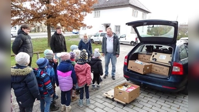 Ein ganzer Kofferraum voller Lebensmittel war bei der Sammlung zusammengekommen. Die Kinder freuten sich sehr, eine so große Menge an die Tafel-Mitarbeiter übergeben zu können. (Foto: Cornelia Behringer)