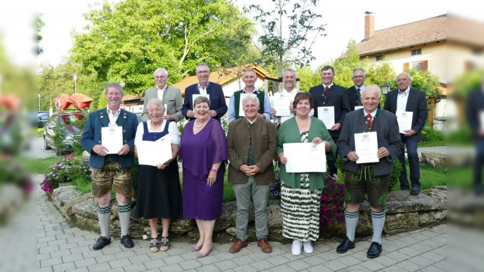 Die Geehrten auf einen Blick: Herbert Sieber, Pankratia Holl, Andrea Jochner-Weiß, Stellv. Landrat Wolfgang Taffertshofer, Monika Ludwig, Manfred Schmölz (vorne von links), Hermann Bamgratz, Markus Loth, Hubert Kroiß, Fritz Stuffer, Martin Klein, Leo Eicher und Alois Suiter (hinten von links). (Foto: Landratsamt)