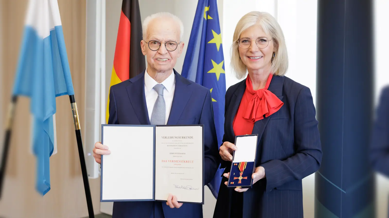 Sozialministerin Ulrike Scharf überreichte das Bundesverdienstkreuz an Peter Barth. (Foto: Martina Nötel / StmAS)