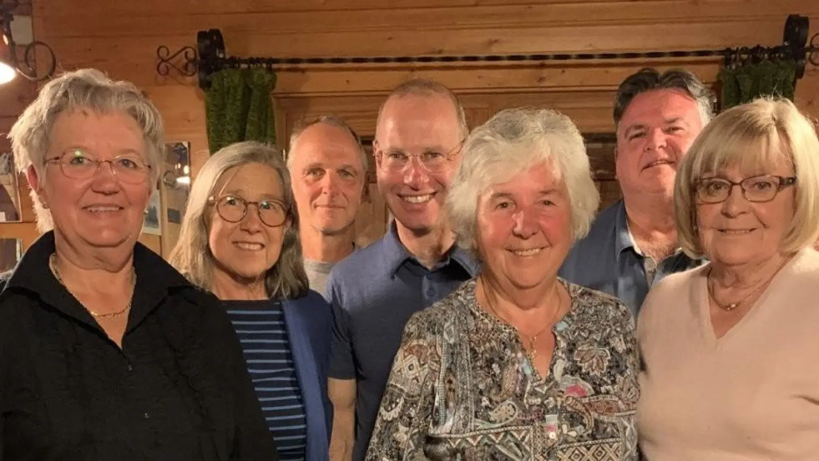 Der Vorstand der Stockschützen (v.l.): Geli Wex, Ingrid Spiegl-Mendler, Rainer Altmann, Heinz Hornung, Ingrid Schneider, Christoph Seemüller und Helga Listl. (Foto: TSV Gilching-Argelsried)