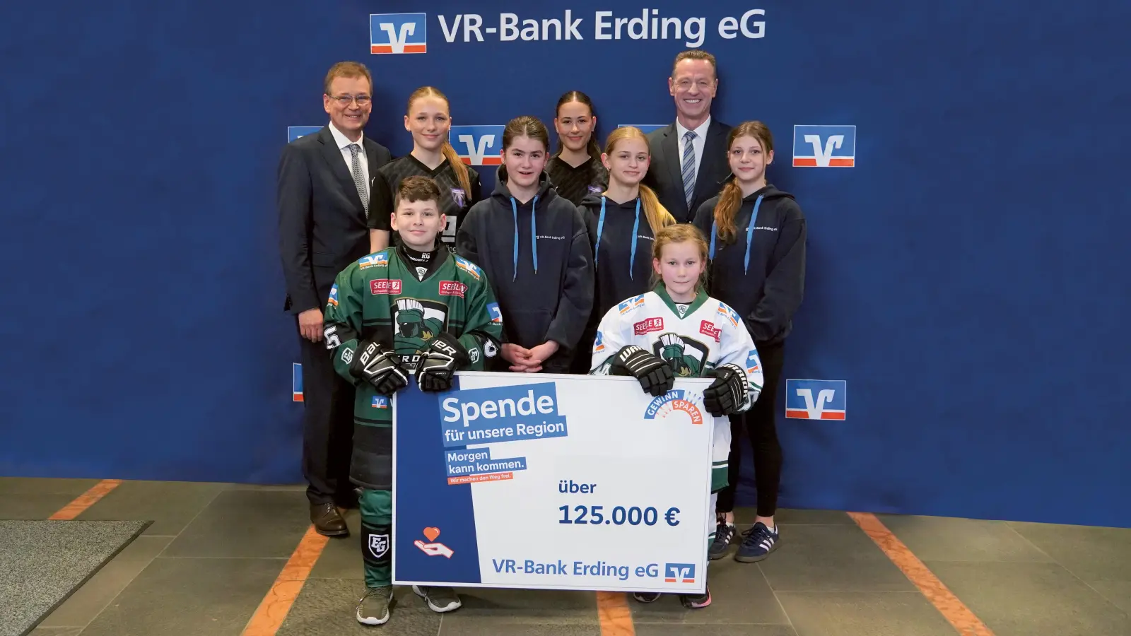 Diese Kinder von der Tanzsportgruppe Pastetten, vom TSV Erding und von der SpVgg Altenerding freuen sich stellvertretend für alle Spendenempfänger gemeinsam mit unseren Vorständen Christian Berther und Josef Kern. (Foto: VR Bank)