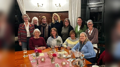 Das Allerlei-Team und Bettina Finger vom Projekt „Ich hör dir zu” stießen gemeinsam auf ein erfolgreiches und kommunikatives Jahr an.  (Foto: Welz)