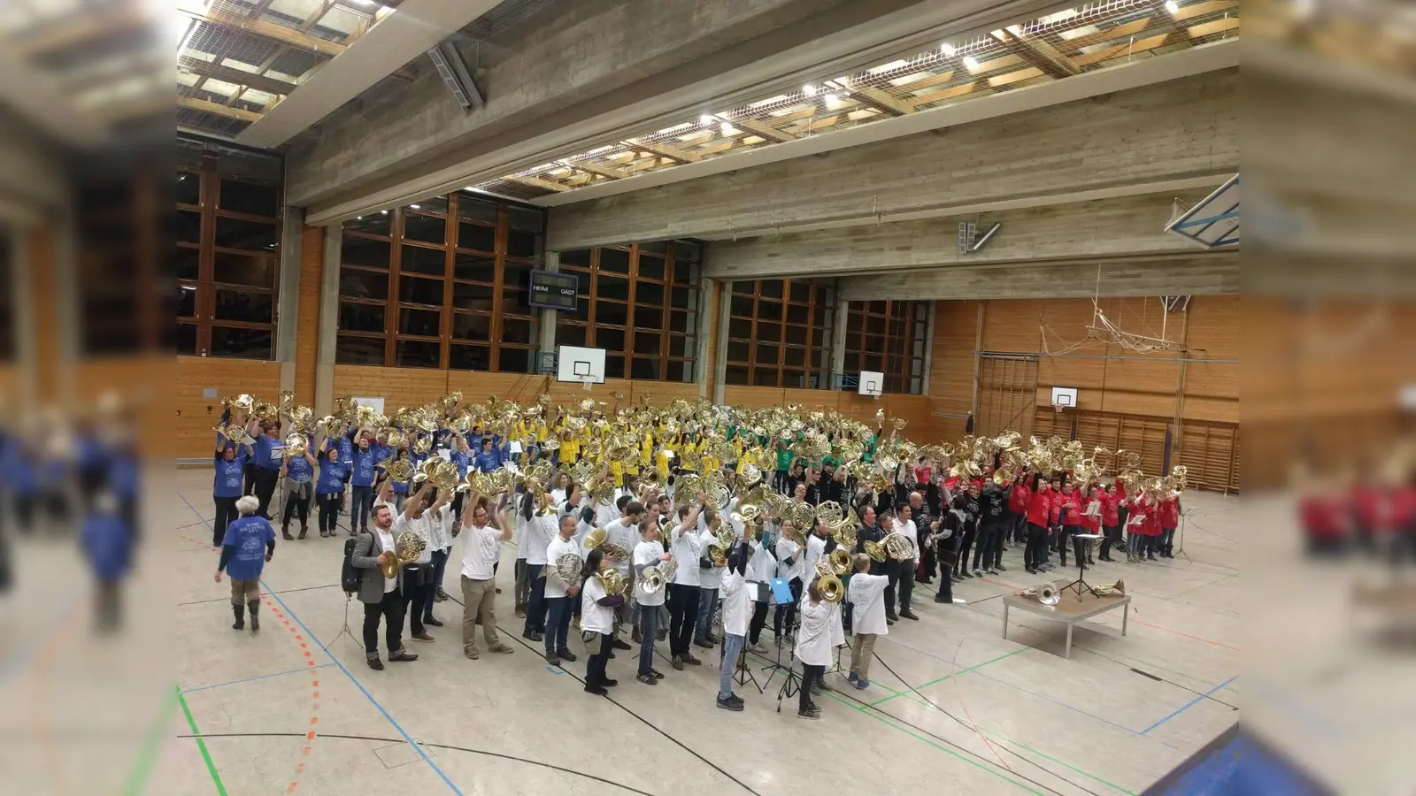 279 Hornisten spielten gemeinsam den Pilgerchor aus "Tannhäuser" und kommen jetzt ins Guiness-Buch der Rekorde. Bettina Sterzer aus Pliening steht hinten links. (Foto: Georg Rittler)