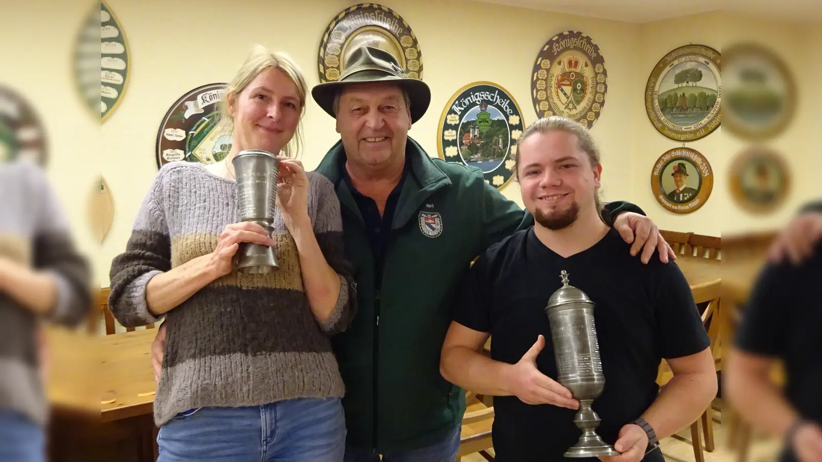 Doris Klein und Maximilian Huber (rechts) haben das diesjährige Pokalschießen gewonnen. 1. Schützenmeister Florian Listl (Mitte) freute sich über die gute Leistung der jungen Generation. (Foto: Altschützen Tutzing 1863 e.V.)