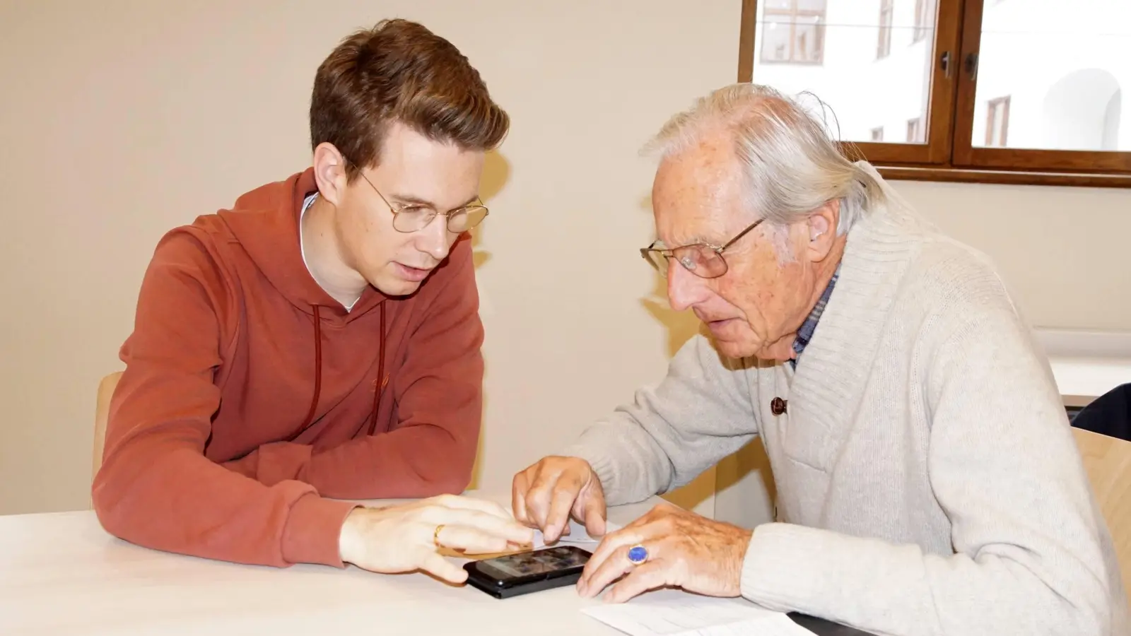 Meinolf Krings (r.) hatte zahlreiche Fragen zu seinem Smartphone an den Berater Simon Mindermann. (Foto: bro)