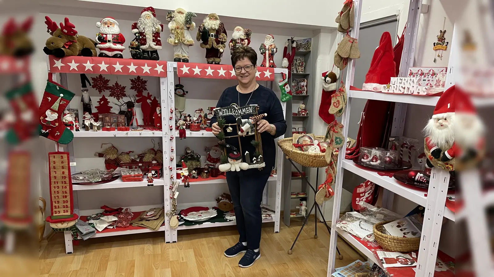 Hofft auf viele Besucher: Brigitte Solleder im Weihnachtsmarkt der Tafel an der Brunngartenstraße 5. (Foto: BRK)