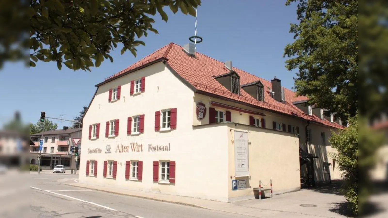 Der Alte Wirt liegt direkt gegenüber des Grundstücks, auf dem der Bau des Mehrfamilienhauses beantragt wurde. Denkmäler wie dieses Gebäude will der Bezirksausschuss schützen. (Foto: job)