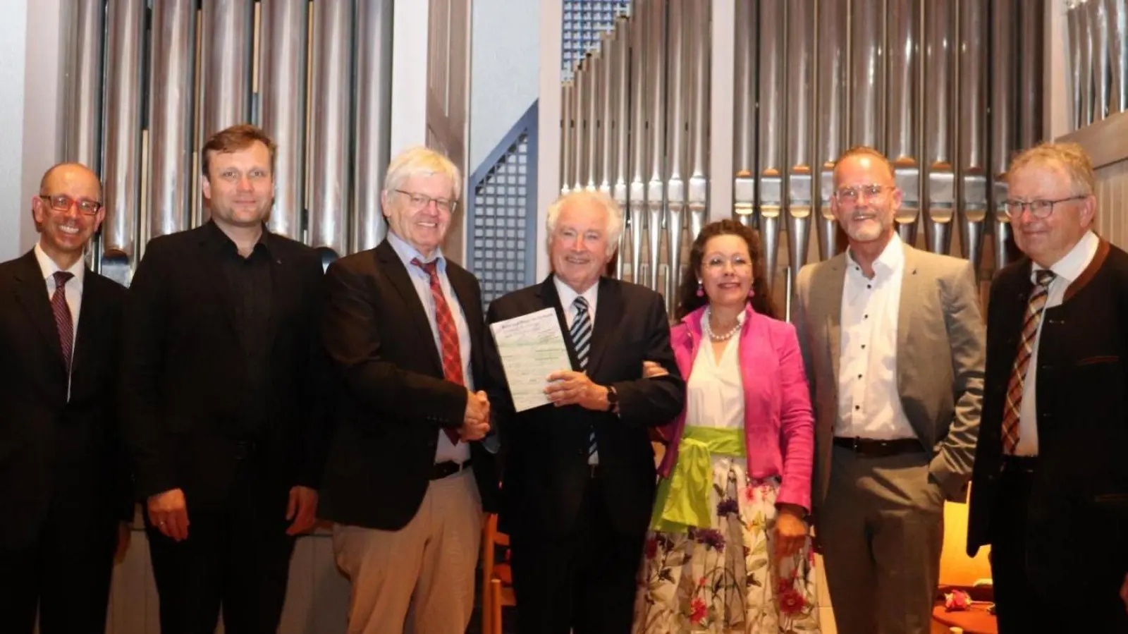Präsentation der Festschrift (von links): David Jonis, Benno Schachtner, Paul Thissen, Gerhard Weinberger, Beatrice-Maria Weinberger, Christian Weiherer und Josef Still. (Foto: F. Erdle)