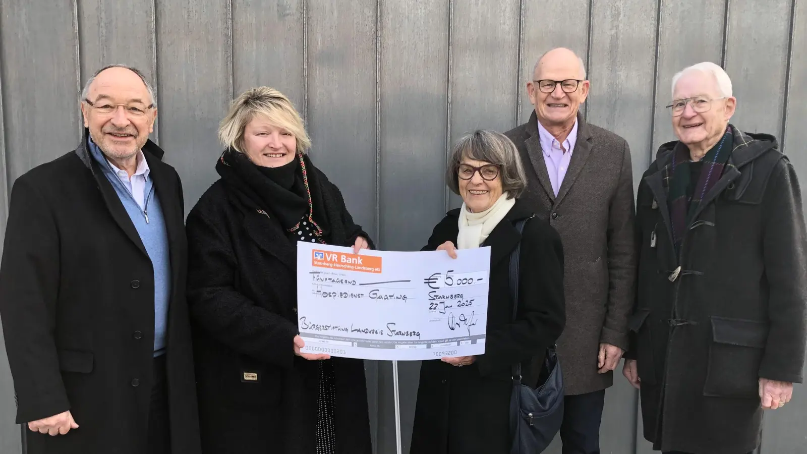 Freude bei der Spendenübergabe (v.l.): Karl Roth (Bürgerstiftung), Marion Jettenberger (Hospizdienst), Karin Schrader (LIA), Johann Oberhofer (Bürgerstiftung) sowie Dr. Peter Spaich (Hospizdienst).<br> (Foto: Bürgerstiftung)