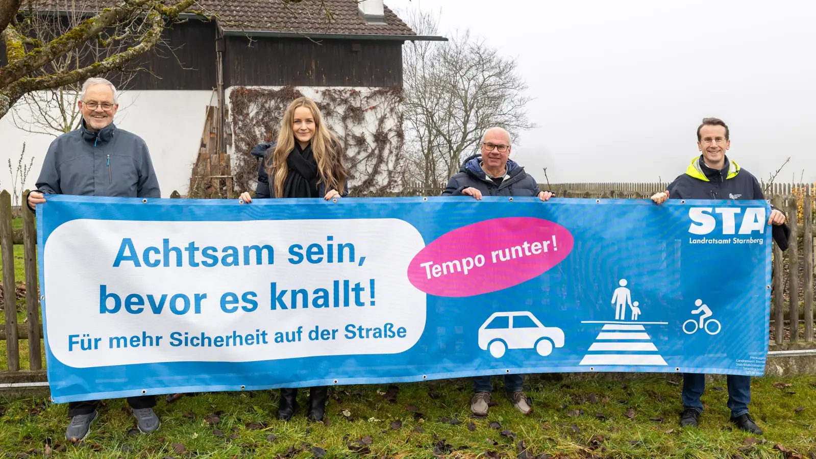 Präsentierten das neue Banner (v.l.): Jürgen Neubarth (Dorfgemeinschaft Wangen), Marie Makowka (Mobilitätsmarketing), Thomas Fendel (Dorfgemeinschaft Wangen) und Landrat Stefan Frey. (Foto: Landratsamt Starnberg)