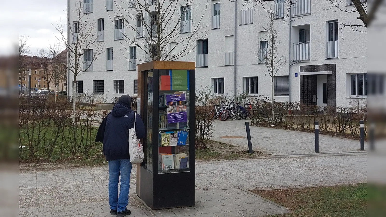 Guten Zulauf hat der Moosacher Bücherschrank, der seit fast sechs Jahren in der Bunzlauer Straße an der Trambahnlinie steht. Er hat jederzeit geöffnet. (Foto: bas)