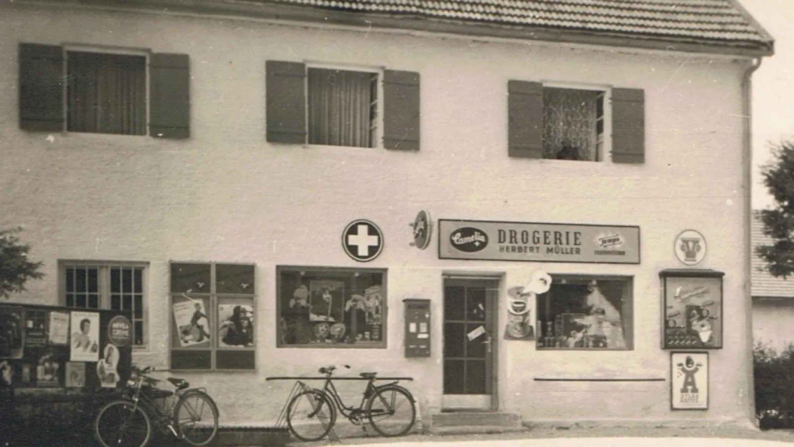 Die Drogerie Müller in der Bahnhofstraße/Ecke Dorfstraße in den 1960er-Jahren. (Foto: Slg. Schlossmuseum)