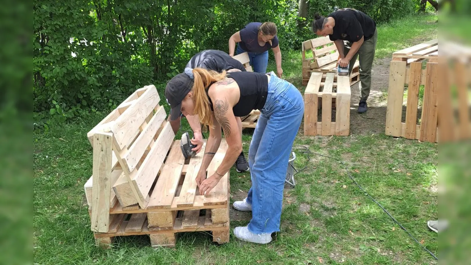 Hier halfen die Eltern fleißig mit: Für die Schüler von der vierten bis zur siebten Klasse wurden aus Paletten gemütliche Sitzgelegenheiten hergestellt.  (Foto: Caritasverband )